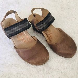 Aetrex Leather Closed Toe Platform Sandals